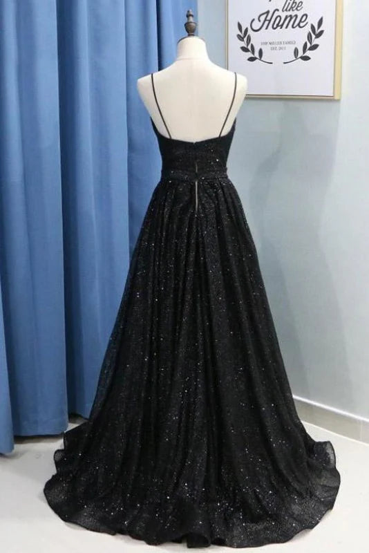 Langes Abendkleid mit Spaghettiträgern und Pailletten und Schlitz